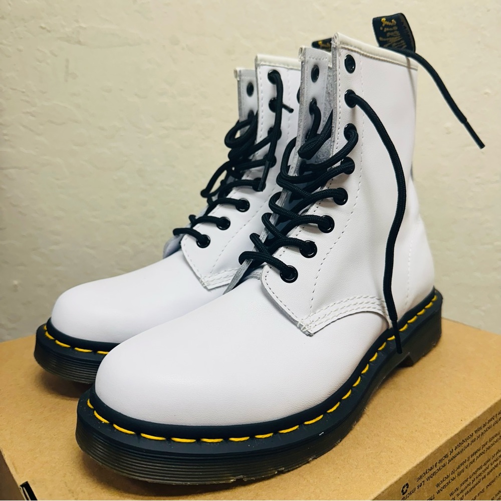 Dr. Martens 1460 Smooth Leather Lace Up